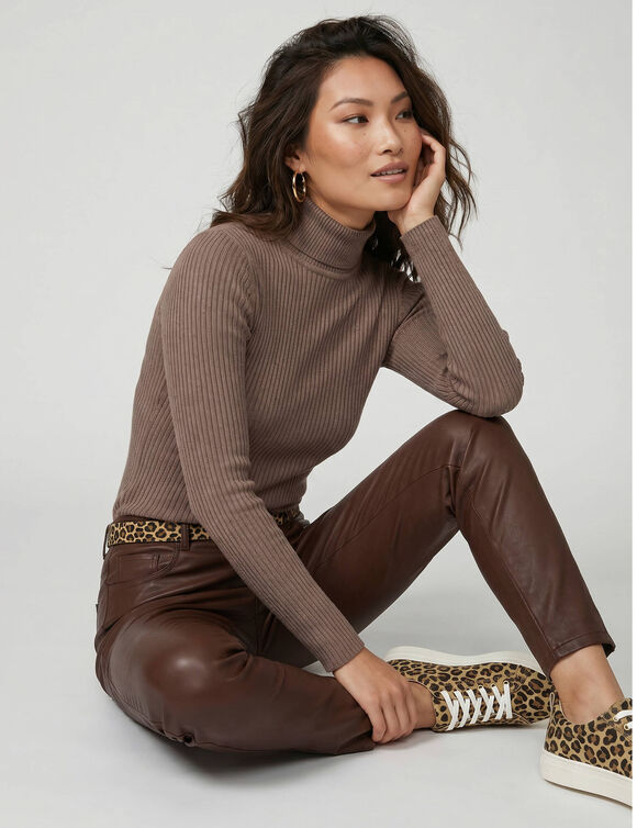 Pull col roul&eacute;, maille c&ocirc;tel&eacute;e (taupe)