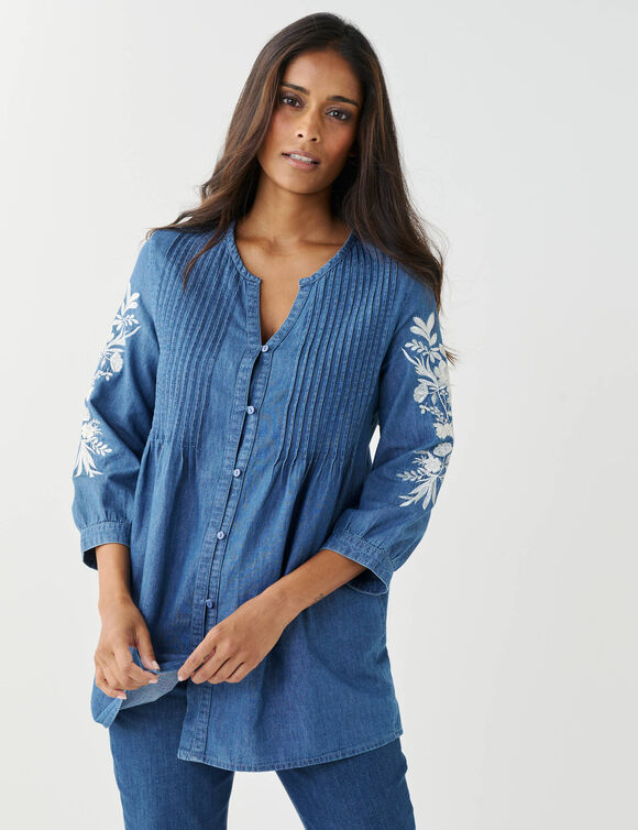 Tunique boutonn&eacute;e &agrave; plis brod&eacute;e, jean l&eacute;ger (bleached / &eacute;cru)