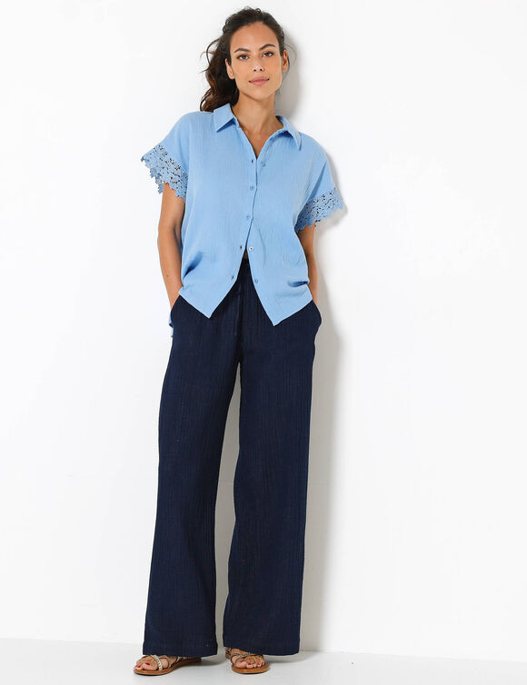 Bloes in crepon, met frontje, lange mouwen en borduursel (lichtblauw)