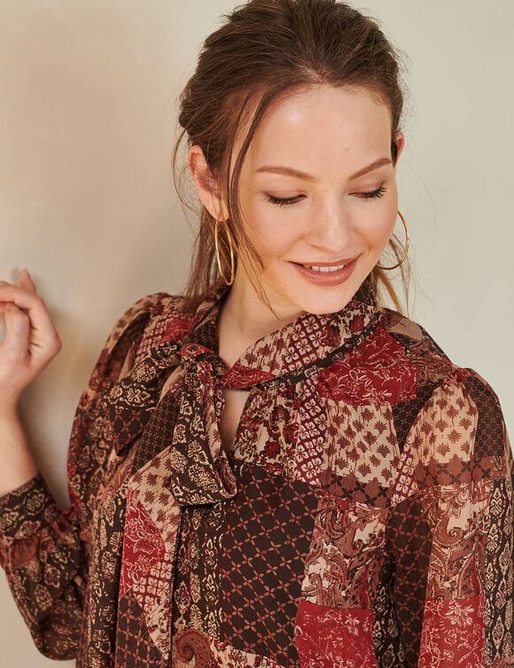 Robe courte &agrave; col lavalli&egrave;re, voile imprim&eacute; patchwork (gr&egrave;ge / chocolat)