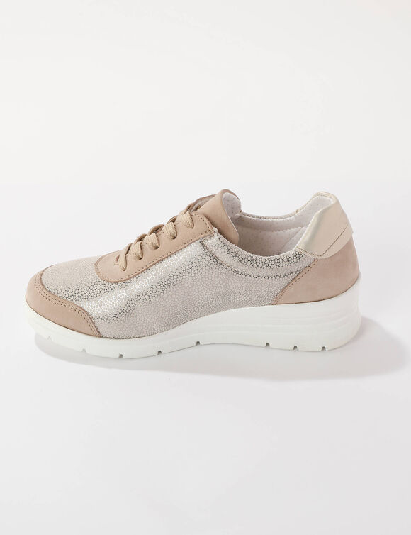 Baskets &agrave; lacets grande largeur, en cuir avec empi&egrave;cements extensibles. (beige)