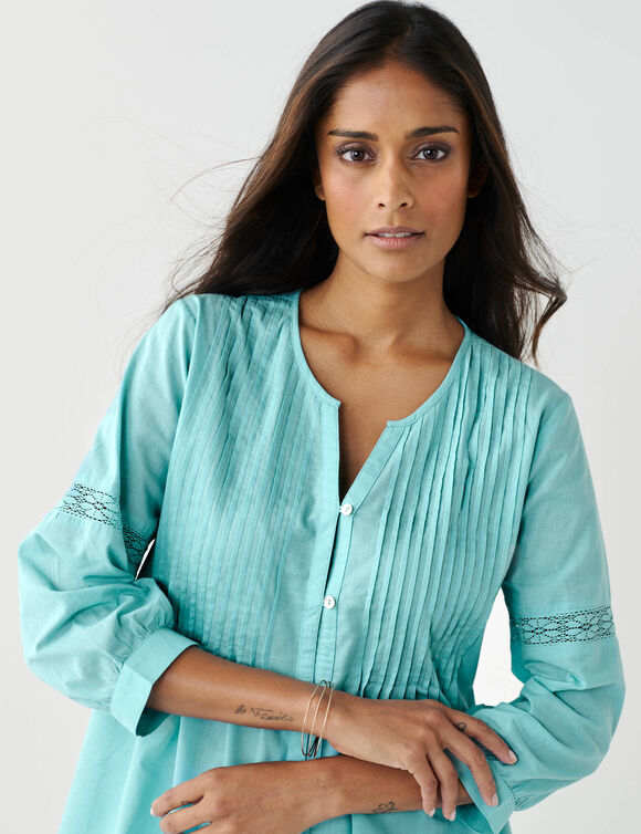 Tunique boutonn&eacute;e &agrave; plis, uni macram&eacute;  (c&eacute;ladon)