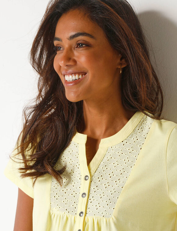 T-shirt met Tunesische hals en broderie anglaise (geel)