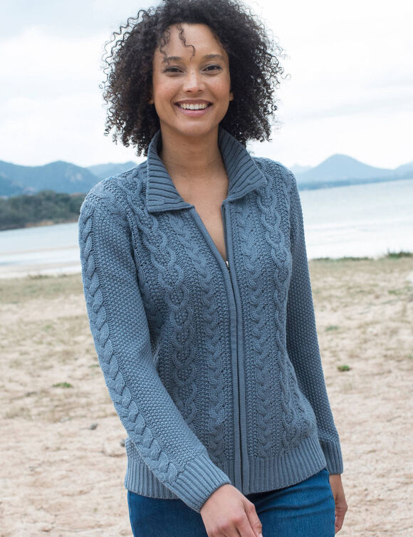 Gilet zipp&eacute; col polo, maille torsad&eacute;e (bleu jean)