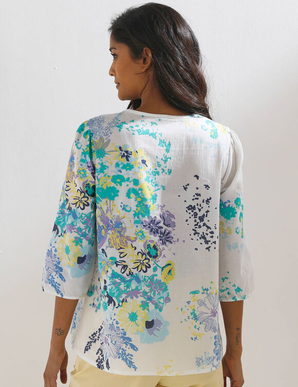 Blouse imprim&eacute;e fleurs, d&eacute;tails brod&eacute;s (&eacute;cru / bleu)