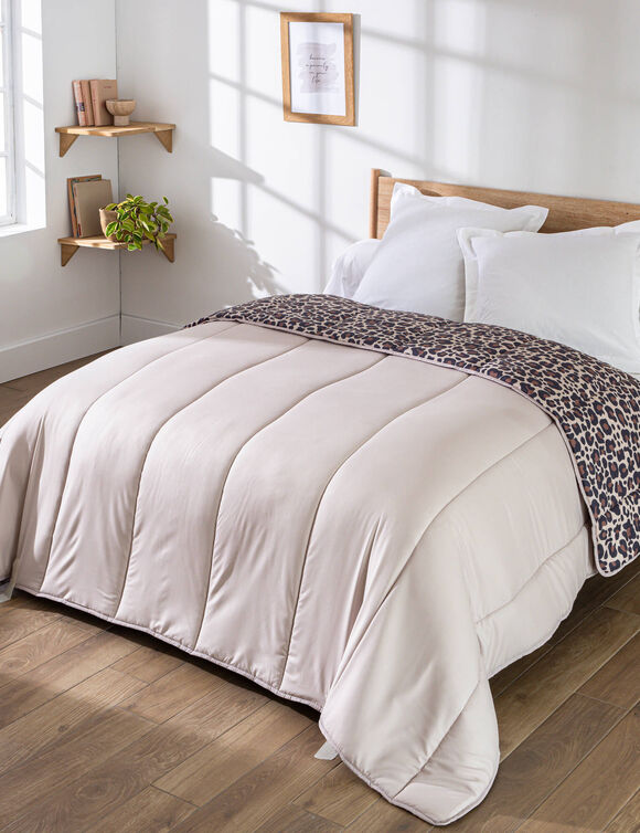 Couette microfibre motif l&eacute;opard 400 g/m&sup2; (sable / noir)