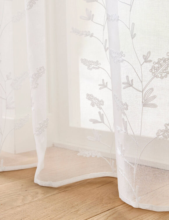 Voilage brod&eacute; fleurs finition &oelig;illets (blanc)