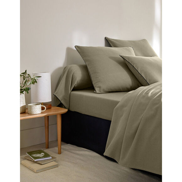 Effen bedlinnen in flanel met contrasterend biesje, 'Timeless' collectie  (eucalyptus)