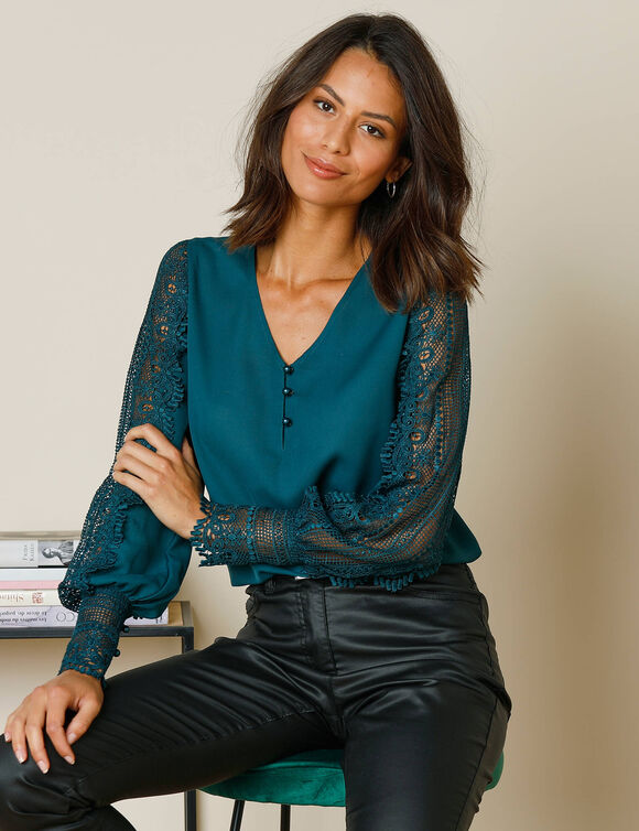 Blouse macramé col V manches longues, crêpe fluide (bleu pétrole)