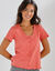 T-shirt col V boutonn&eacute;, finition frisottis (koraal)
