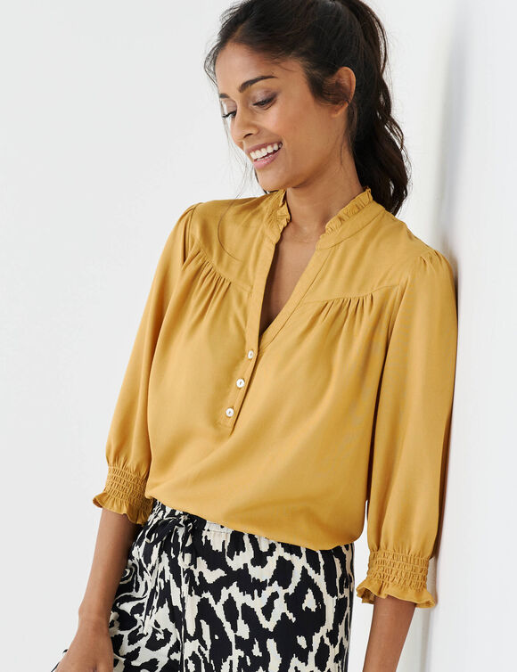 Blouse unie col tunisien, manches coudes smock&eacute;es (curry)