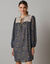 Robe courte imprimée, manches blousantes (gris / beige)
