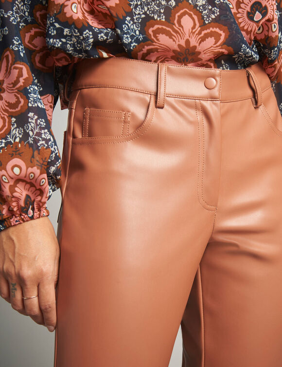 Pantalon fuselé 7/8ème, aspect cuir** (caramel)