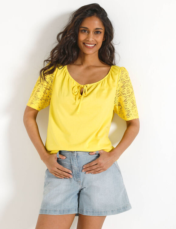 T-shirt &agrave; col fendu &eacute;lastiqu&eacute;, manches coude en dentelle (geel)