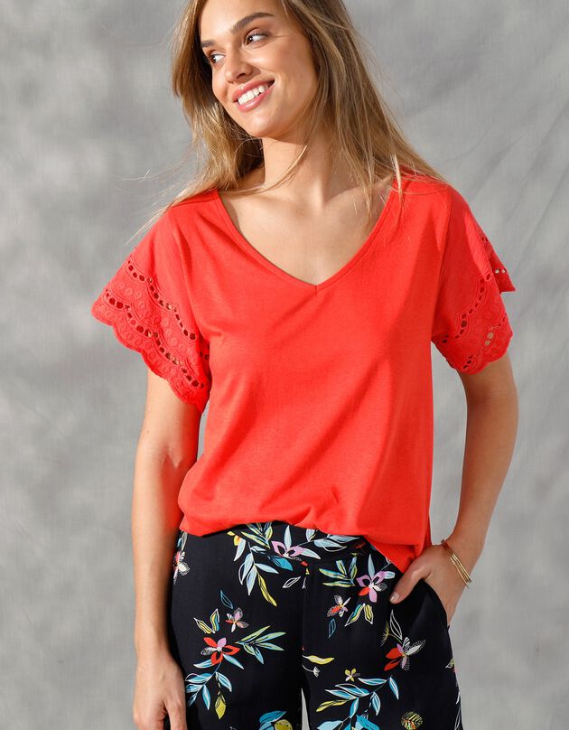 Tee-shirt col V manches courtes brodées (corail)