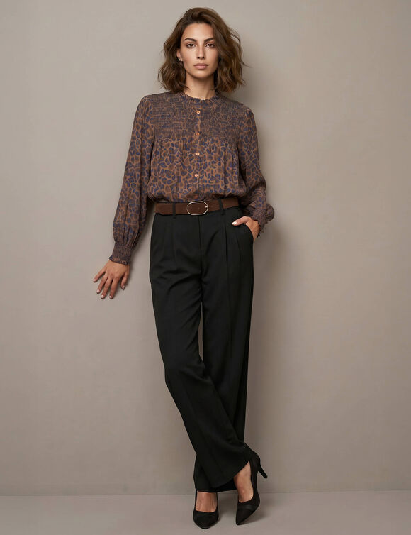 Chemisier imprim&eacute; l&eacute;opard, d&eacute;tails de smocks (caramel / bleu)