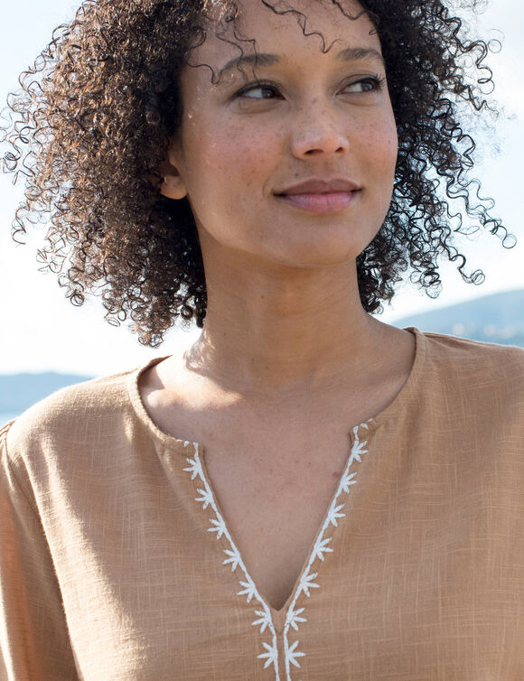 Blouse unie brod&eacute;e en coton, col fendu (noisette)