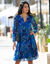 Robe col fendu imprimée, voile (bleu grisé / marine)