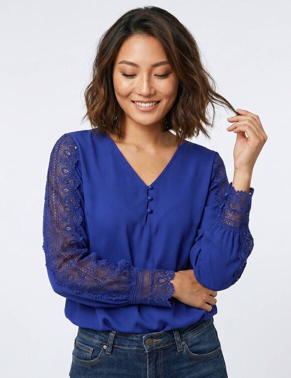 Blouse macram&eacute; col V manches longues, cr&ecirc;pe fluide (bleu dur)