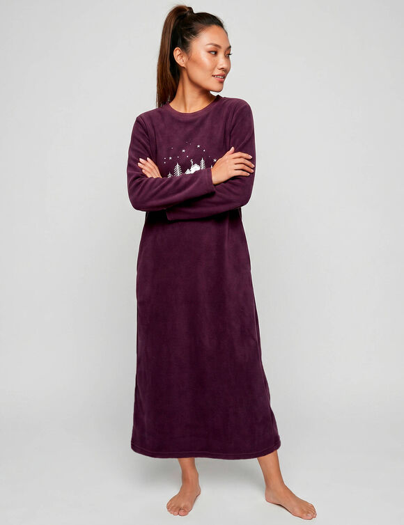 Chemise de nuit longue brod&eacute;e "maison", en maille polaire. (prune)