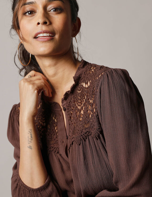 Chemisier col volant&eacute;, cr&eacute;pon et macram&eacute; (chocolat)