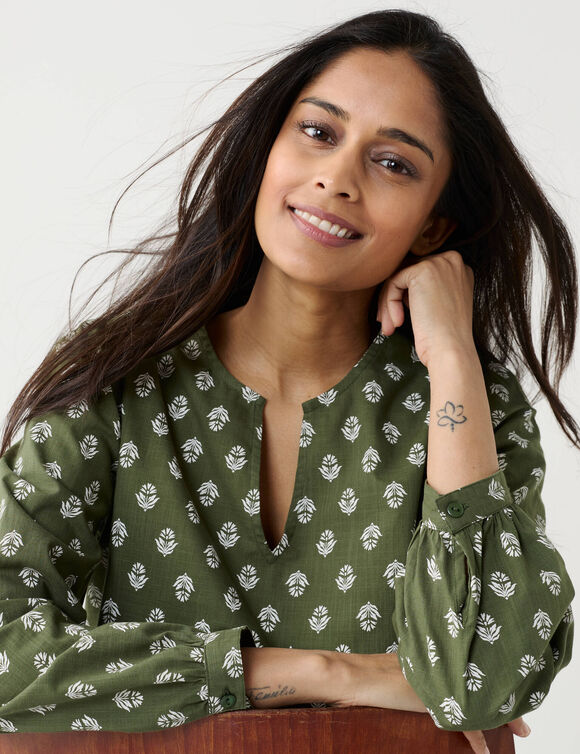 Blouse imprim&eacute; minimaliste en coton, col fendu (vert mousse / &eacute;cru)