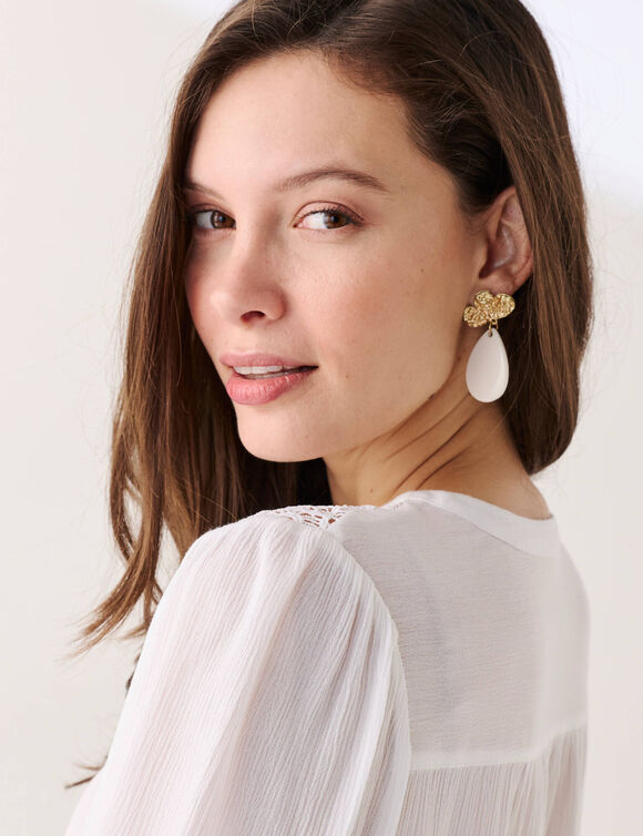 Chemisier col V boutonn&eacute;, cr&eacute;pon fluide macram&eacute; (blanc)