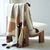 Plaid imprim&eacute; g&eacute;om&eacute;trique (taupe)