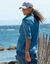 Bloes in lichte jeans met oprolbare mouwen (bleached)