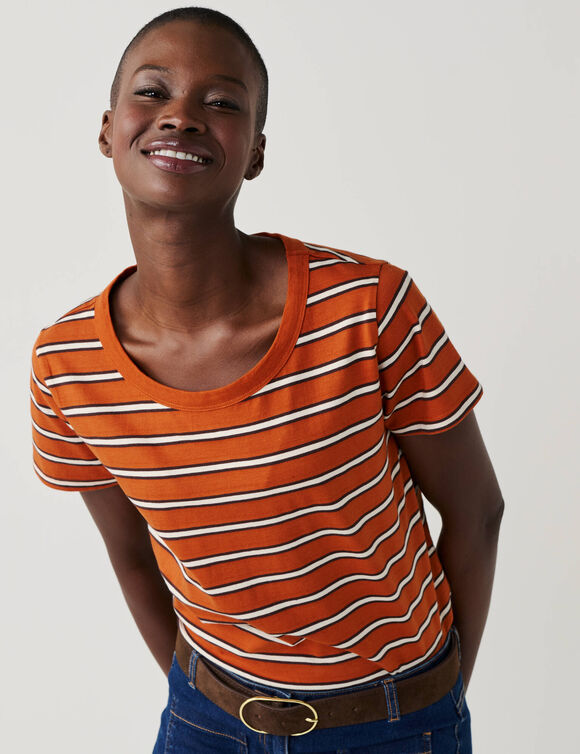 T-shirt ray&eacute; en fils teints col rond, manches courtes (caramel / &eacute;cru)
