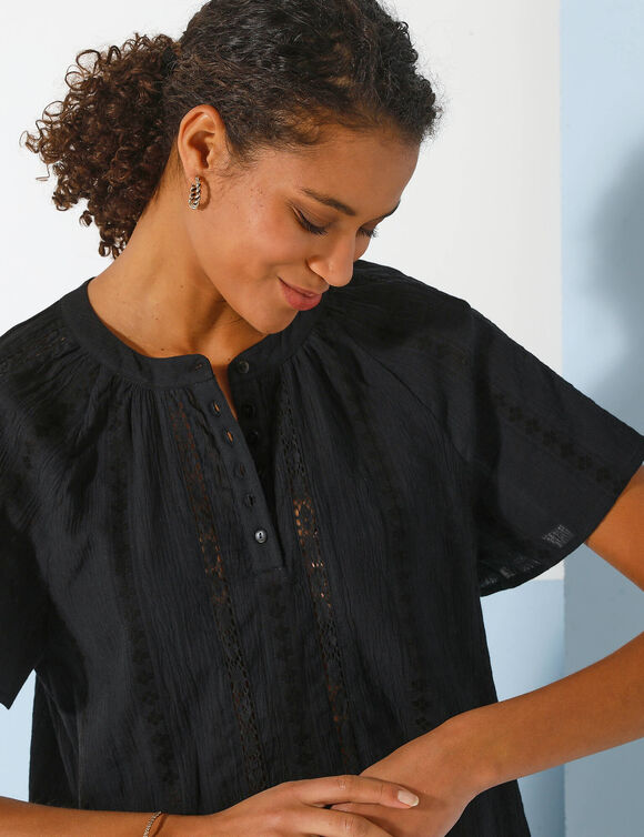 Blouse manches courtes finitions en macramé, unie (noir)