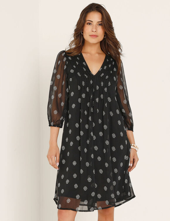 Jurk met plooien, voile met stippenprint (zwart / wit)