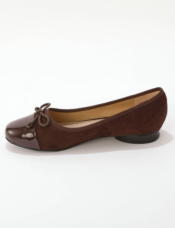 Platten ballerina's van twee materialen (chocolade)