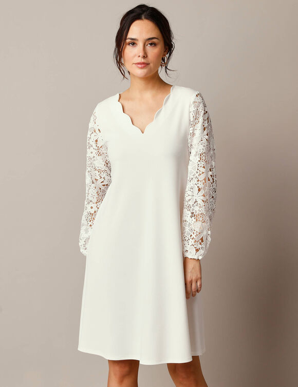 Robe courte évasée, manches blousantes macramé (blanc)