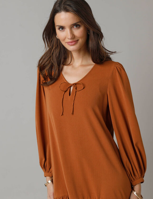 Robe courte volantée à nouettes, crêpe (ocre)