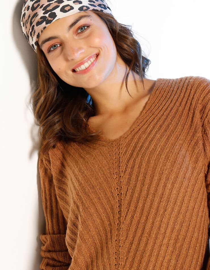 Trui met V-hals in ribtricot, karamel Trui met V-hals in ribtricot, karamel, hi-res image number 4