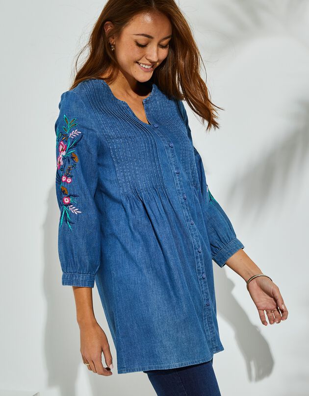 Tuniek met knoopsluiting, plooitjes en borduursel, lichte jeans (stone)