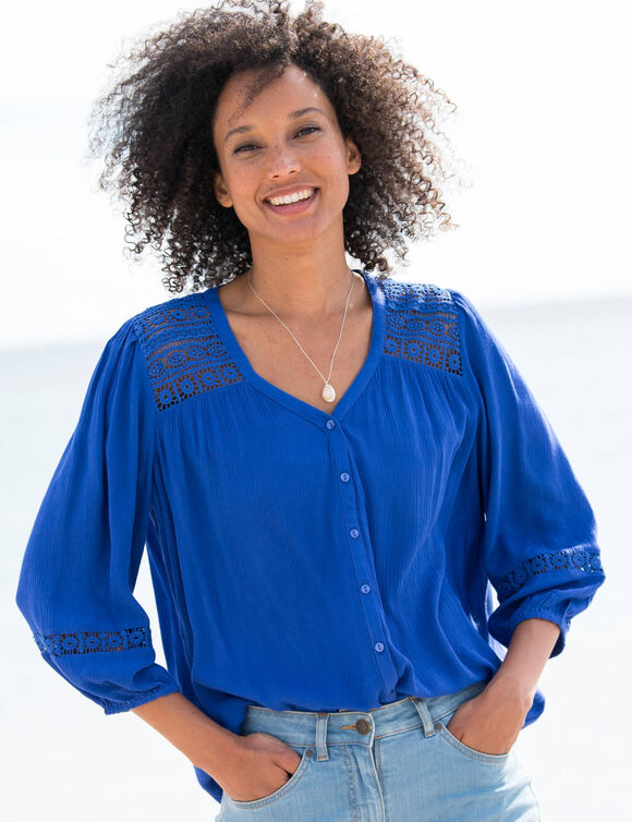 Chemisier col V boutonn&eacute;, cr&eacute;pon fluide macram&eacute; (iris)