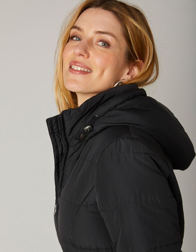 Lange gewatteerde jas met ceintuur (zwart)