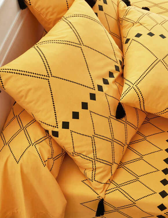 Bedlinnen Massai, in katoen met grafische motieven, afgewerkt met pompons (kerrie)