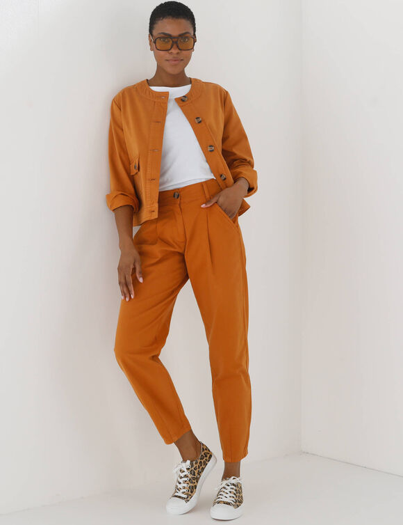 Veste unie boutonn&eacute;e, col rond (caramel)