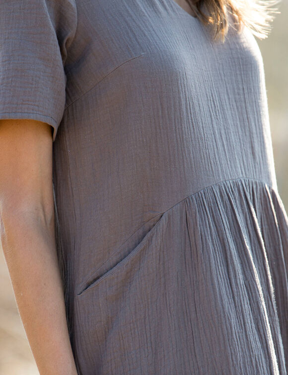 Robe longue unie col V, gaze de coton (taupe)