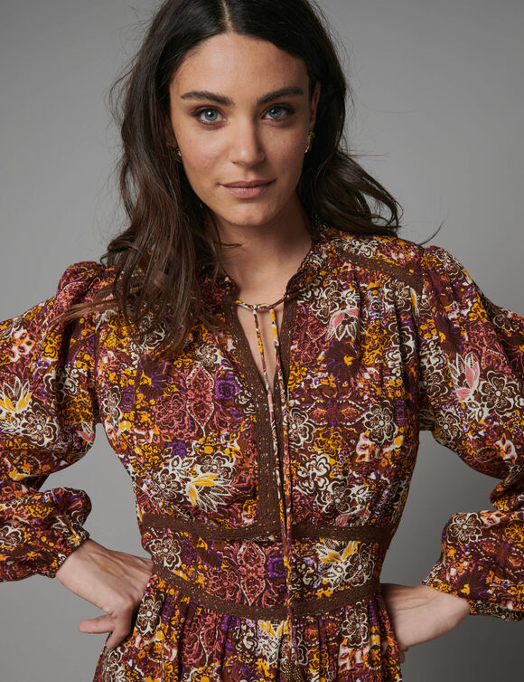 Lange jurk met floraal bedrukking en macram&eacute;-afwerking (chocolade / paars)