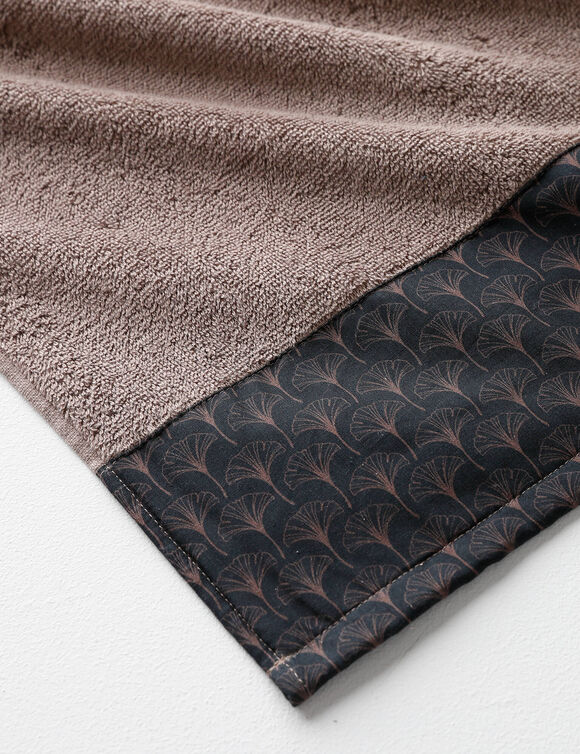 Lusjesbadstof 420g/m2, sierrand met ginkgo print (chocolade)
