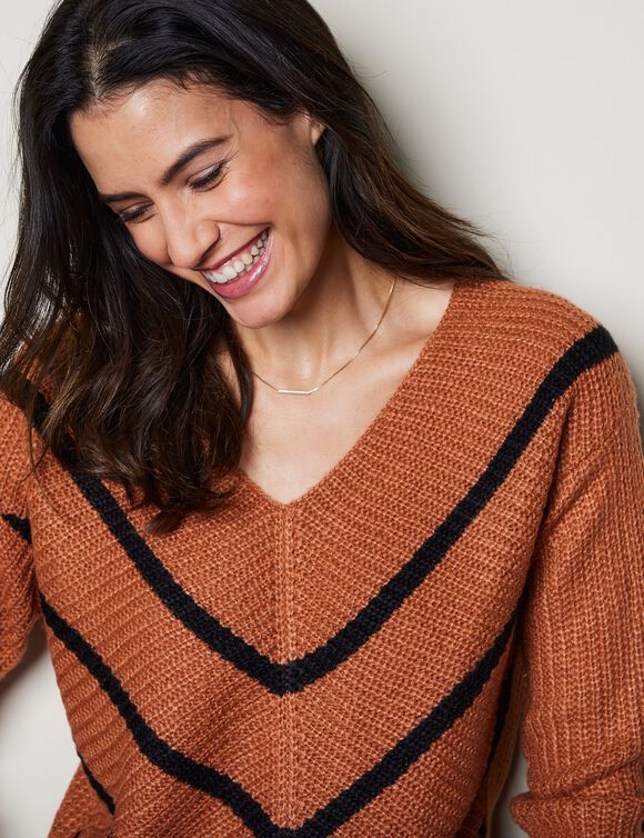 Pull col V rayé, maille anglaise toucher doux (caramel / noir)