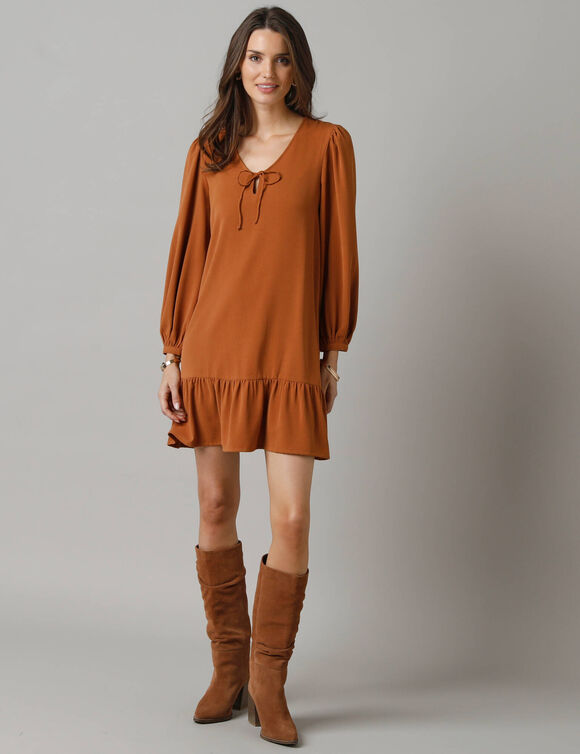 Robe courte volantée à nouettes, crêpe (ocre)