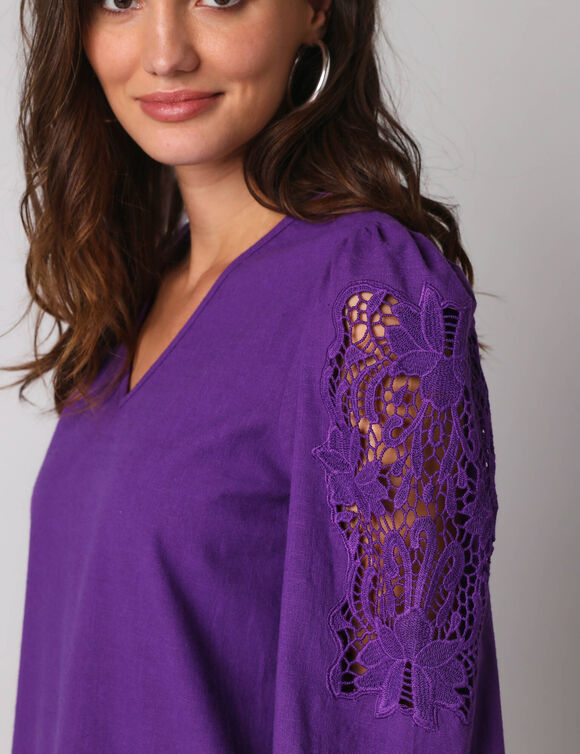 Robe courte col V, manches bouffantes &agrave; broderies ajour&eacute;es (paars)