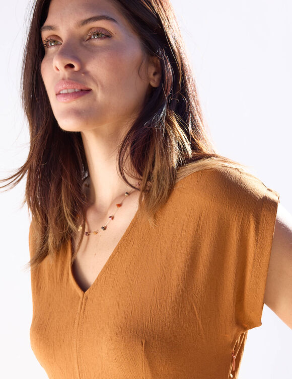 Robe longue ceintur&eacute;e, en cr&ecirc;pe uni effet l&eacute;g&egrave;rement froiss&eacute; (caramel)