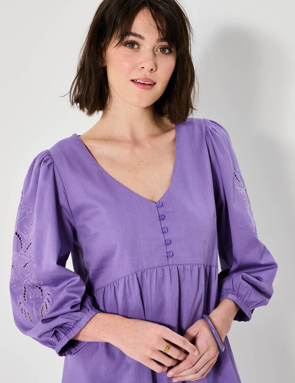 Robe courte évasée, détails broderie anglaise (violet)