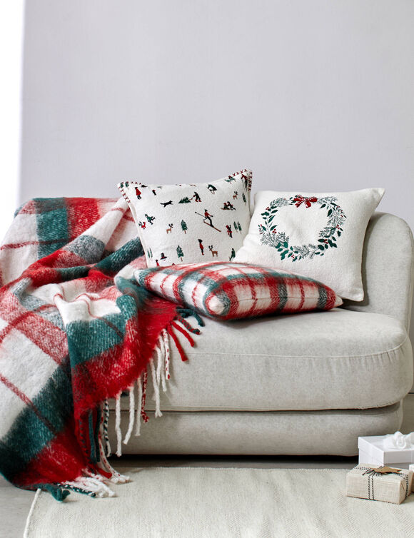 Coussin coton bouclette, broderies skieurs (écru / rouge / vert)